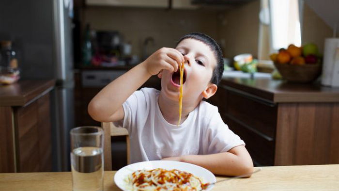 Вот какие продукты категорически нельзя давать детям: увеличивают риск ожирения