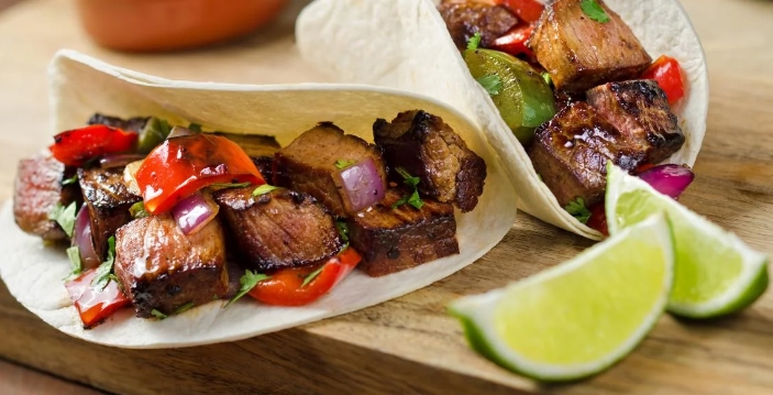 Хрустящее и с дымком: сочное жареное мясо по-мексикански, или фахитас за 15 минут