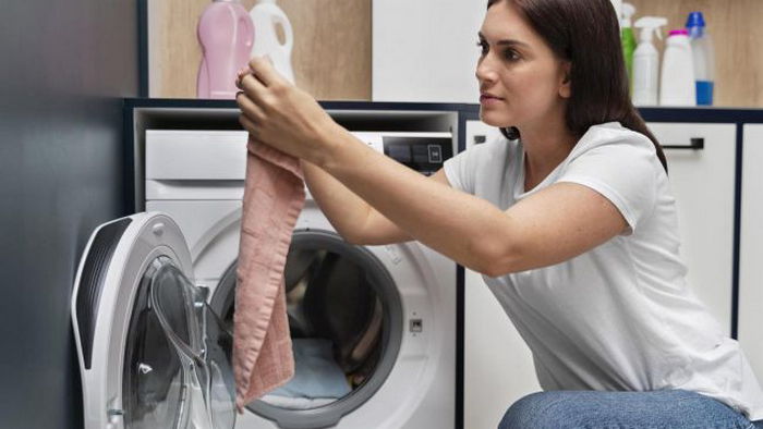 Избавьтесь от этой плохой привычки: вот что не стоит делать с бельем в стиральной машинке
