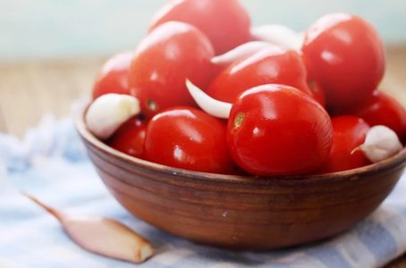 Квашеные помидоры с чесночком: подруги будут выпрашивать рецепт