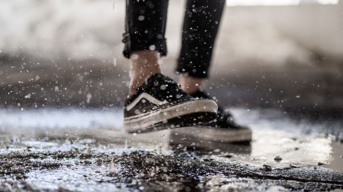 Без следа грязи: как быстро почистить летнюю обувь из ткани