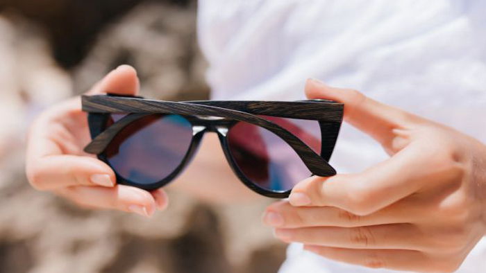 Ловите лайфхаки, которые помогут избавиться от царапин на солнцезащитных очках