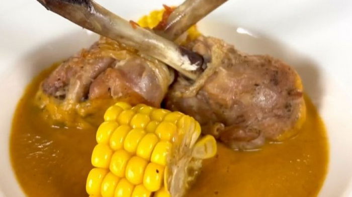Вкусно, как в ресторане: рецепт куриных голеней с молодой кукурузой (видео)