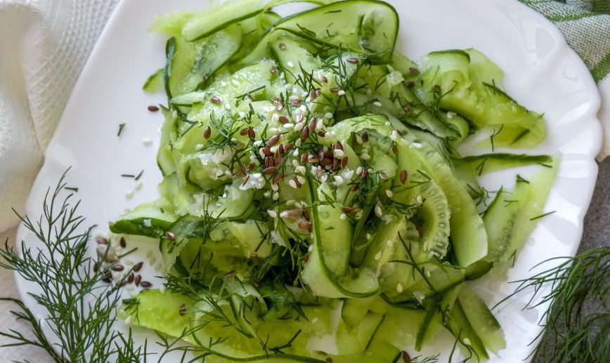 Острый хрустящий салат из огурцов с кунжутом: рецепт эффектной летней закуски