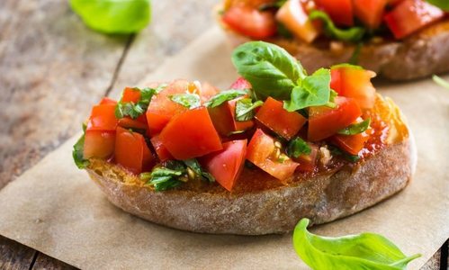 Брускетта с помидорами: классический итальянский рецепт