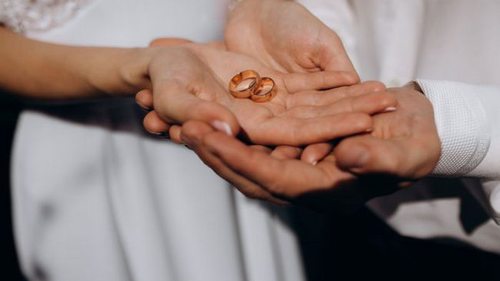 Обязательно ли покупать одинаковые кольца новобрачным на свадьбу: не все знают