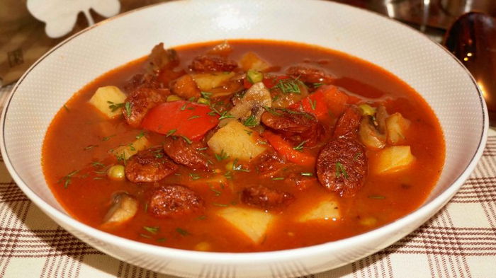 Быстро и вкусно: рецепт простого супа с охотничьими колбасками
