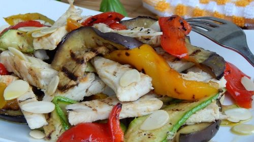 Вкусное и легкое блюдо: рецепт салата с курицей и овощами-гриль