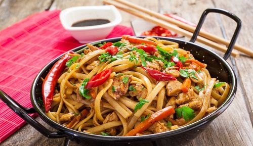 Курица чоу-мейн с лапшой и овощами: классический рецепт азиатской...