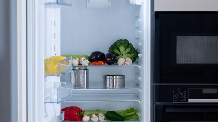 Зачем ставить стакан уксуса в холодильник: вы будете удивлены