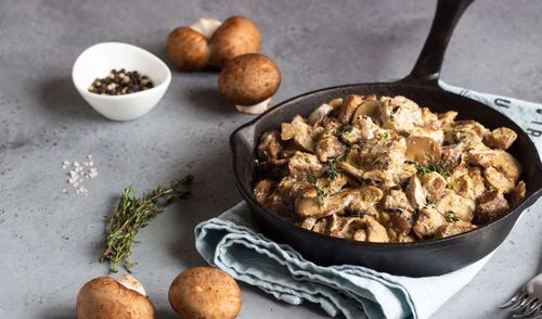 Свинина, тушеная с грибами, в сметанном соусе: классический рецепт