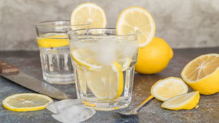 Как вода с лимоном может навредить организму: вся правда о «магическом» напитке
