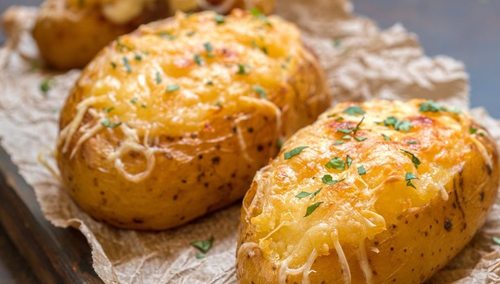 Запеченный картофель с сыром: рецепт вкусного гарнира
