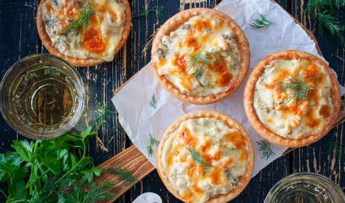 Тарталетки с курицей, грибами и сыром: рецепт вкусного и эффектного блюда