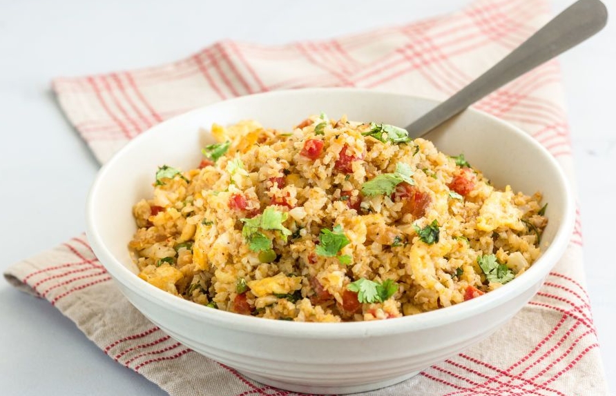 Жареный рис из цветной капусты с яйцом: рецепт для тех, кто хочет похудеть