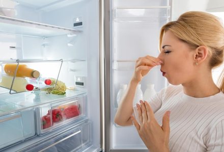 Хватит терпеть вонь из холодильника: это средство навсегда решает проблему