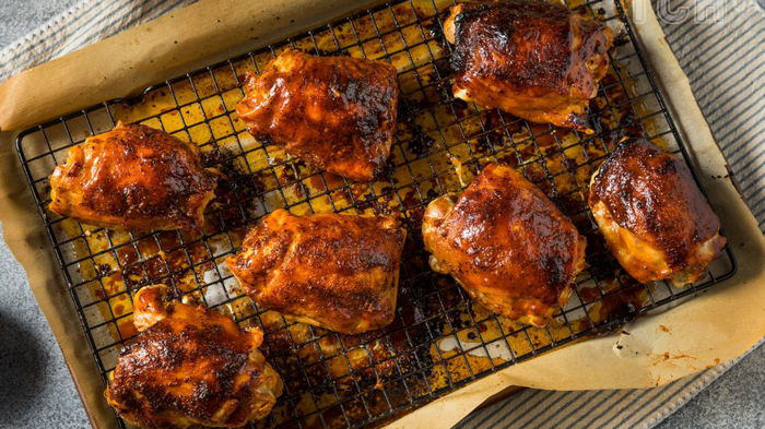 Хрустящие и сочные запеченные куриные бедрышки: рецепт, который вам удастся