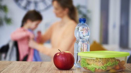 Какую пищу категорически нельзя давать ребенку с собой в школу: важный список от диетолога