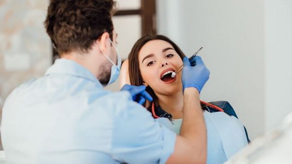 Стоматолог посоветовал два отбеливающих продукта для зубов: есть ...