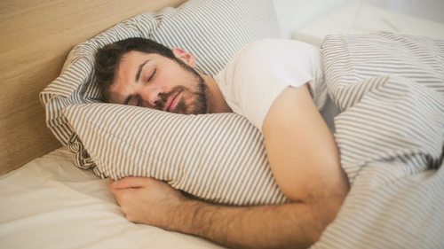 Что произойдет, если спать только на левом боку: ответ ученых вас удивит