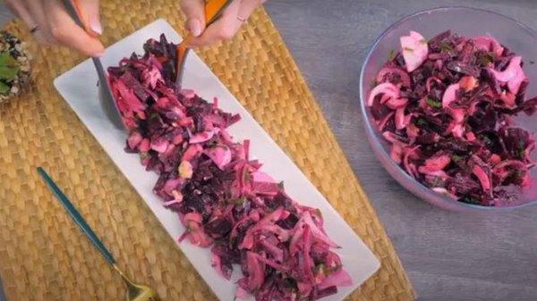 Этот салат составит весомую конкуренцию «шубе»: простой рецепт за две минуты