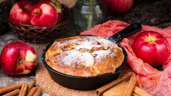 Готовим шарлотку с яблоками на сковороде: вкусный пирог на кефире и одном яйце