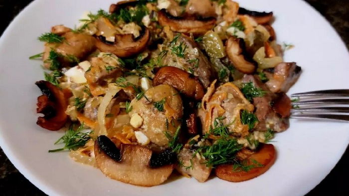 Сытно и вкусно: рецепт салата с печенью и жареными грибами