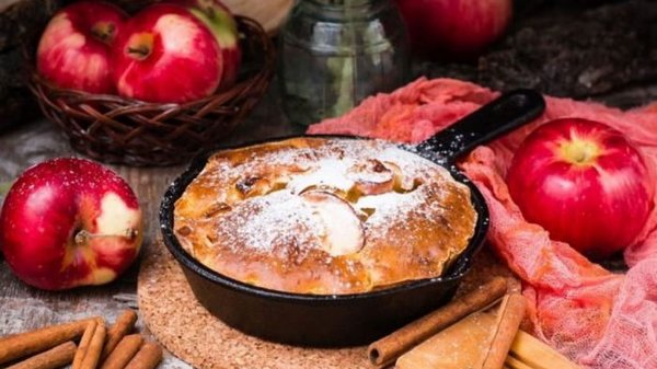 Готовим шарлотку с яблоками на сковороде: вкусный пирог на кефире...