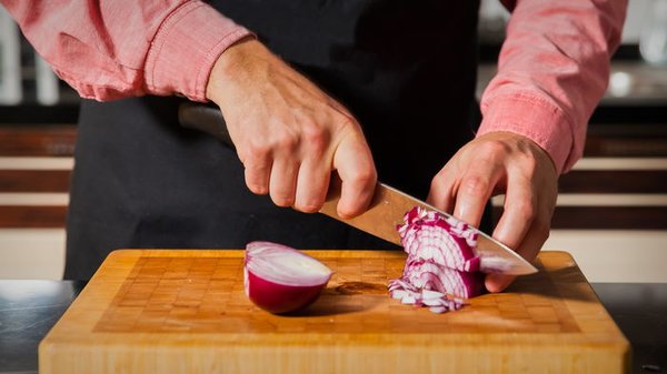 Секреты шеф-поваров: как резать лук кубиками, полукольцами и коль...