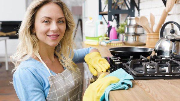 Зачем натирать кухонную плиту вазелином: жир и нагар больше не будут прилипать