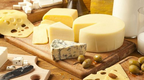 Сыр нельзя хранить в пищевой пленке