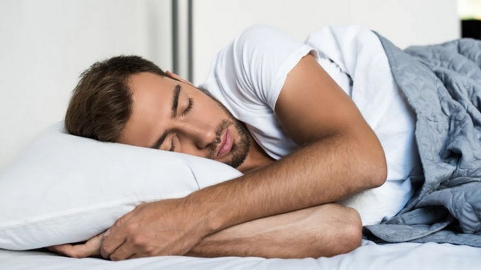 Почему мужчина поворачивается к тебе спиной во сне: действительно ли это влияет на отношения