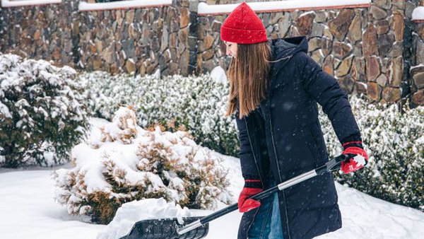 Вот какие способы помогут быстро убрать снег во дворе