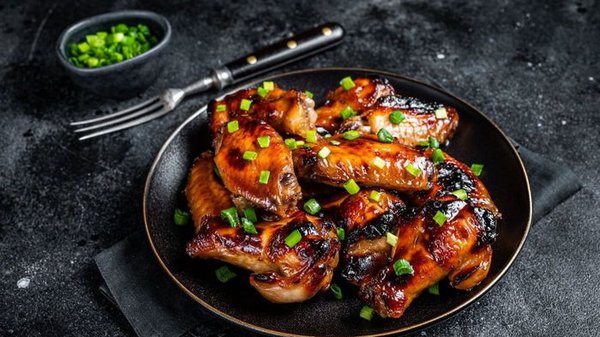 Блюдо китайской кухни: жареные куриные крылышки, которых вы еще н...