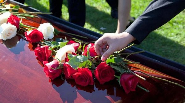 Цветы на похороны: особенности выбора букета
