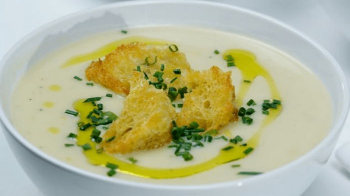 Быстро и сытно: суп из картофеля и лука-порея со сливками