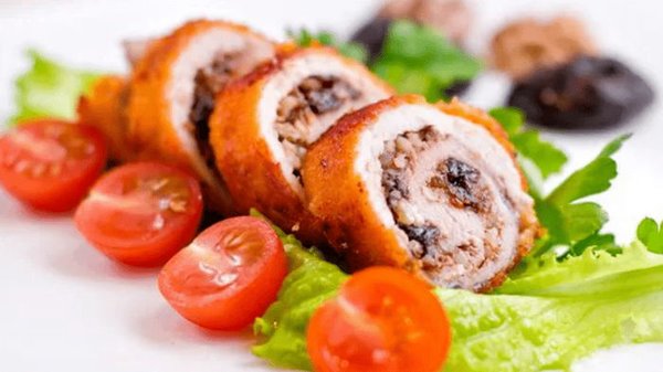 Горячие блюда: рулетики из свинины с черносливом и орехами