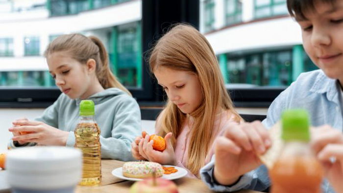 Диетолог рассказала, какие перекусы давать ребенку в школу, чтобы он охотно их съедал