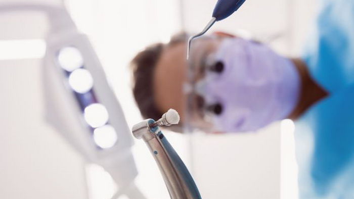 Стоматолог развеял основные мифы о чистке зубов