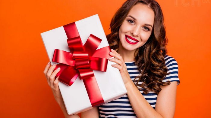 Что подарить женщине на Рождество и Новый год: небанальные подарки, которые ей понравятся