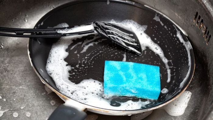 Пригорелая кастрюля или сковорода – не беда: как за 3 минуты избавиться от въедливых пятен нагара