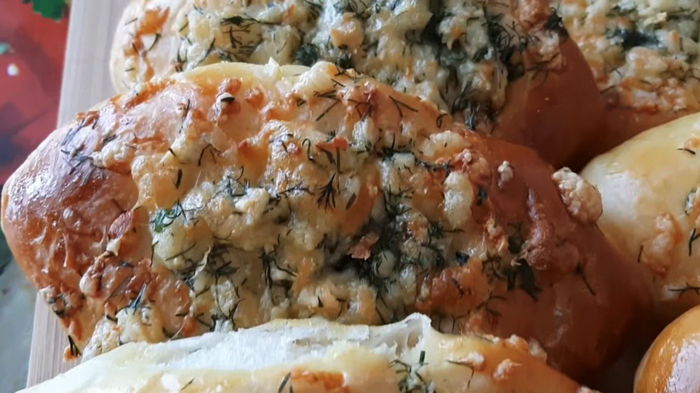 Как хачапури, только вкуснее: рецепт открытых булочек с сыром