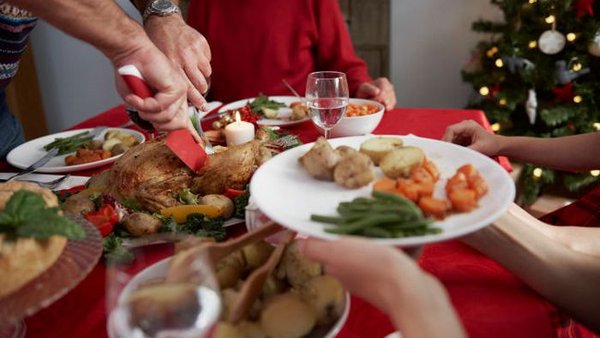 Как долго еда может оставаться на праздничном столе, чтобы не было отравлений
