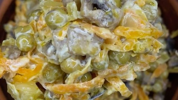 Бюджетно и очень вкусно: рецепт салата с горошком и грибами