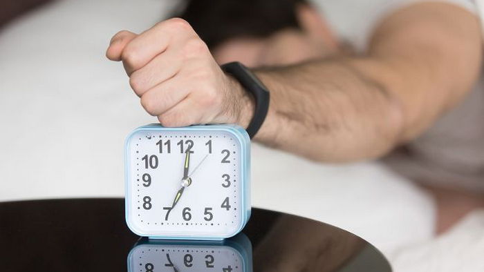 Стоит ли с утра выключать будильник и досыпать: объяснение врача