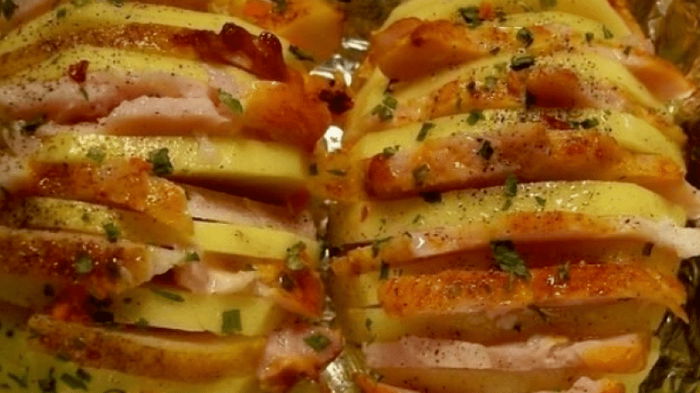 Картошка-гармошка с беконом, запеченная в духовке: как приготовить эффектное блюдо