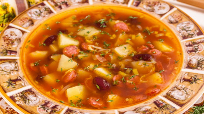 Суп с охотничьими колбасками и фасолью: питательно и очень вкусно