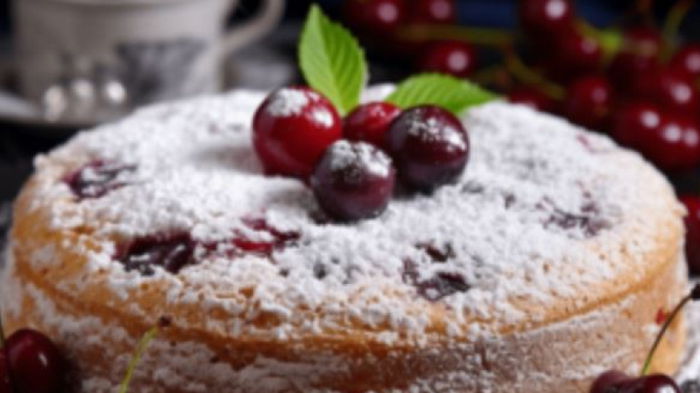 Очень простой рецепт вкусного пирога — нежный манник с вишней