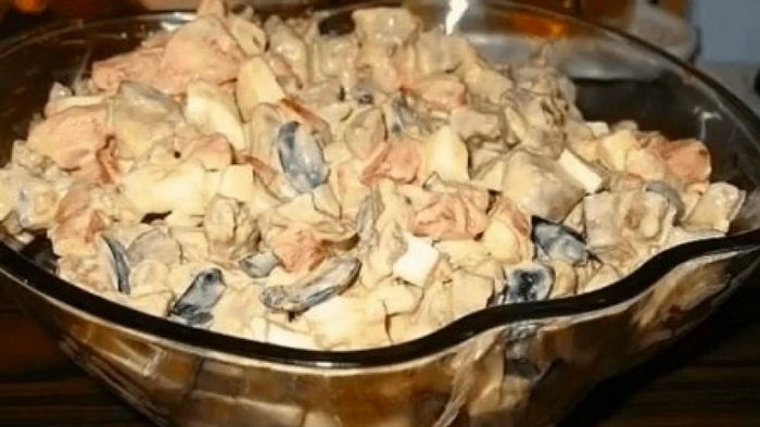 Салат с куриной печенью, грибами, маслинами и болгарским перцем: рецепт сытного блюда