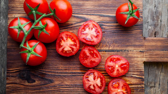 Снижают риск болезней сердца и рака: врач рассказал, в каком виде нужно есть помидоры
